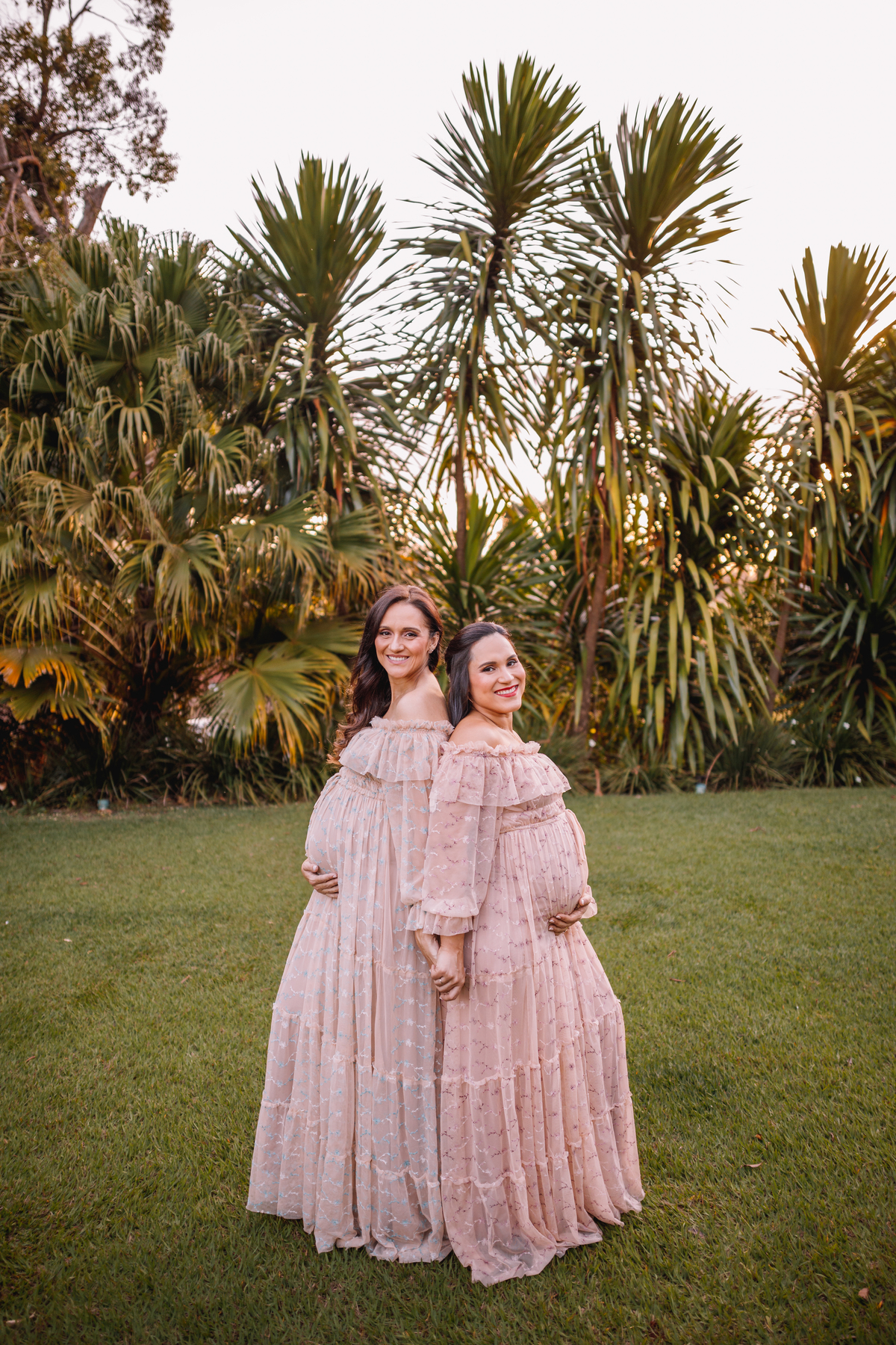 irmãs grávidas com vestidos iguais ensaio de gestante externo