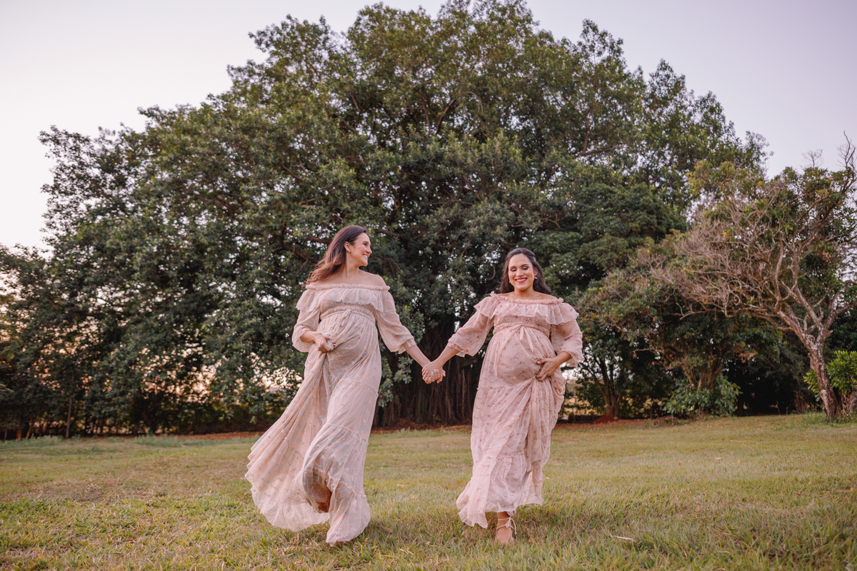 irmãs grávidas com vestidos iguais ensaio de gestante externo