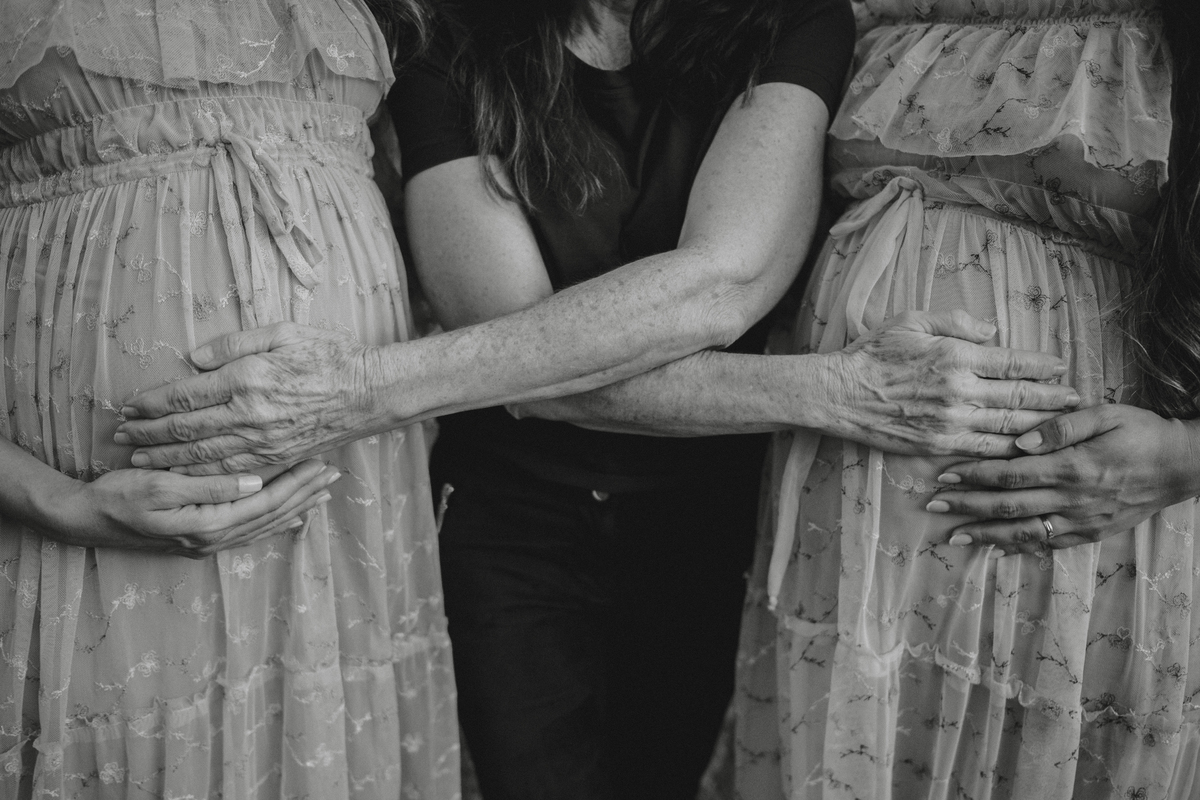 irmãs grávidas com vestidos iguais ensaio de gestante externo