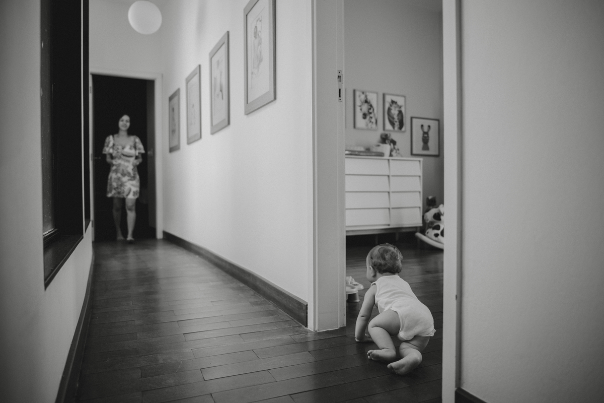 ensaio de bebe em casa tomando banho e brincando no quartinho