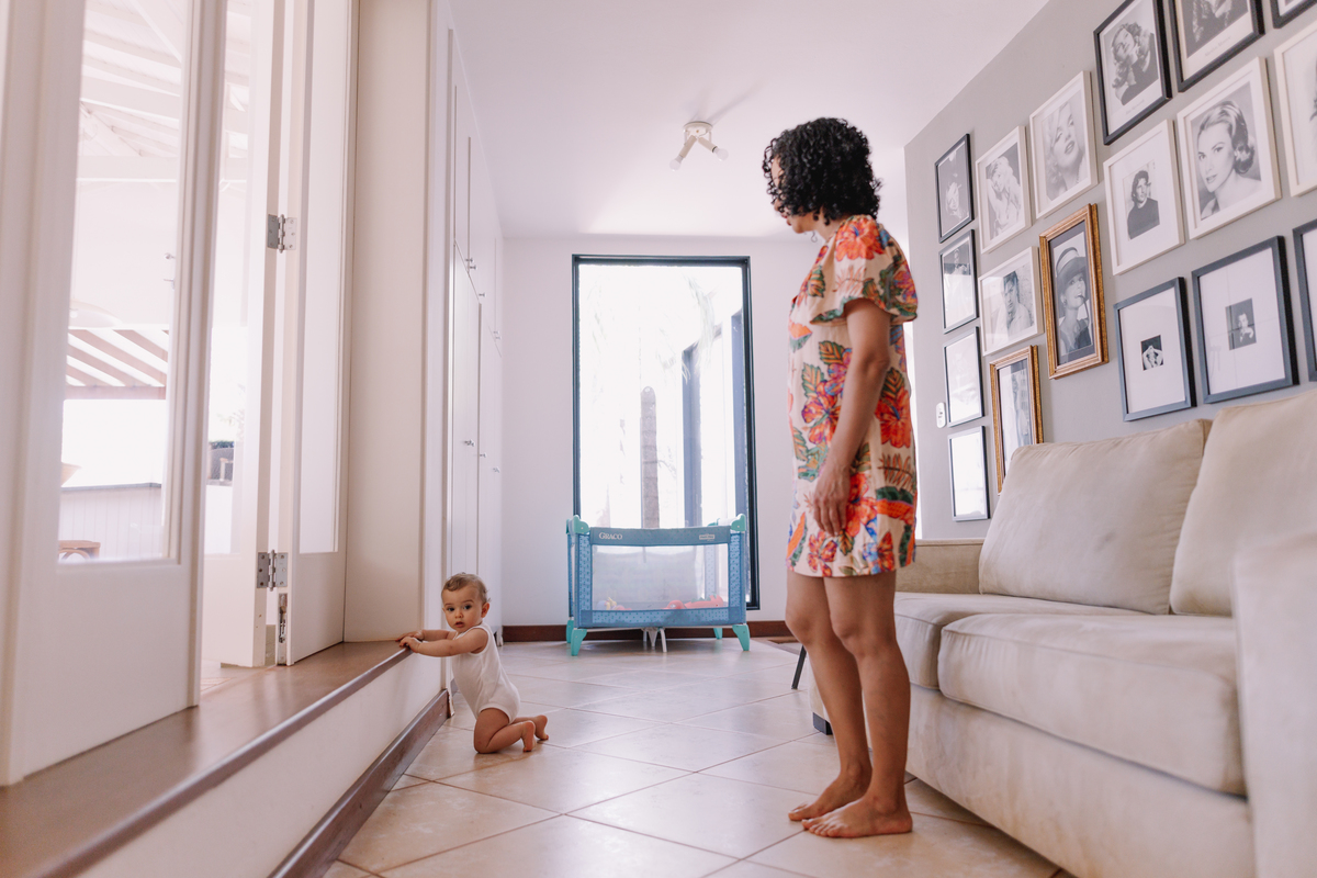 ensaio de bebe em casa tomando banho e brincando no quartinho