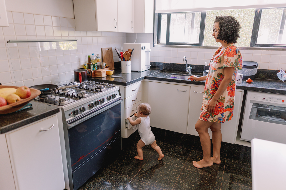 ensaio de bebe em casa tomando banho e brincando no quartinho abrindo gaveta da cozinha