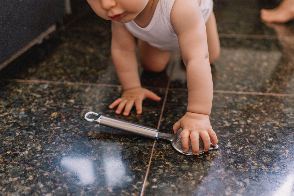 ensaio de bebe em casa tomando banho e brincando no quartinho abrindo gaveta da cozinha