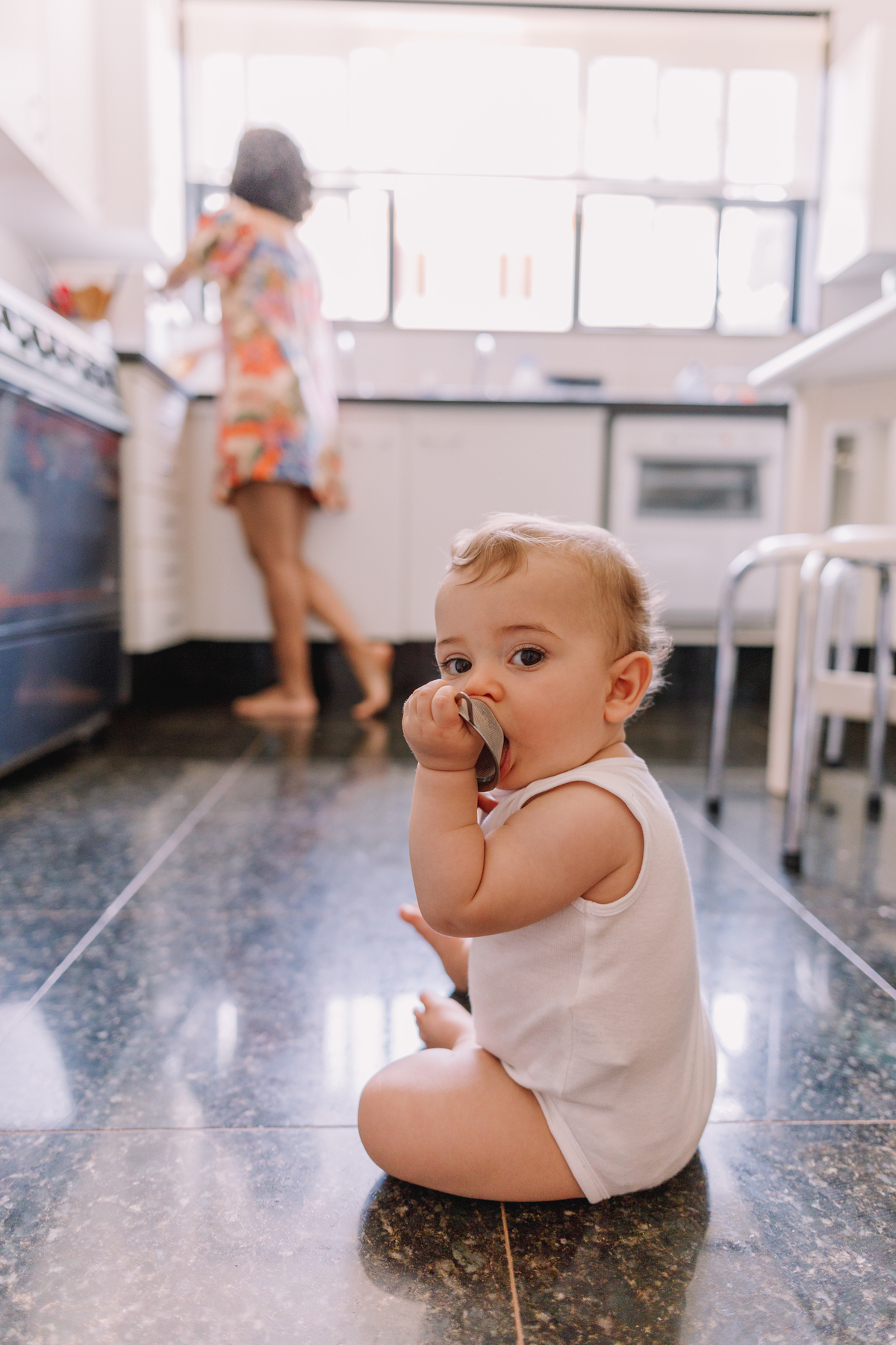ensaio de bebe em casa tomando banho e brincando no quartinho abrindo gaveta da cozinha