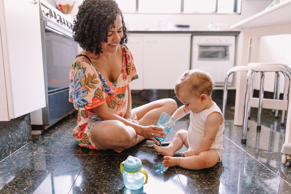 ensaio de bebe em casa tomando banho e brincando no quartinho abrindo gaveta da cozinha