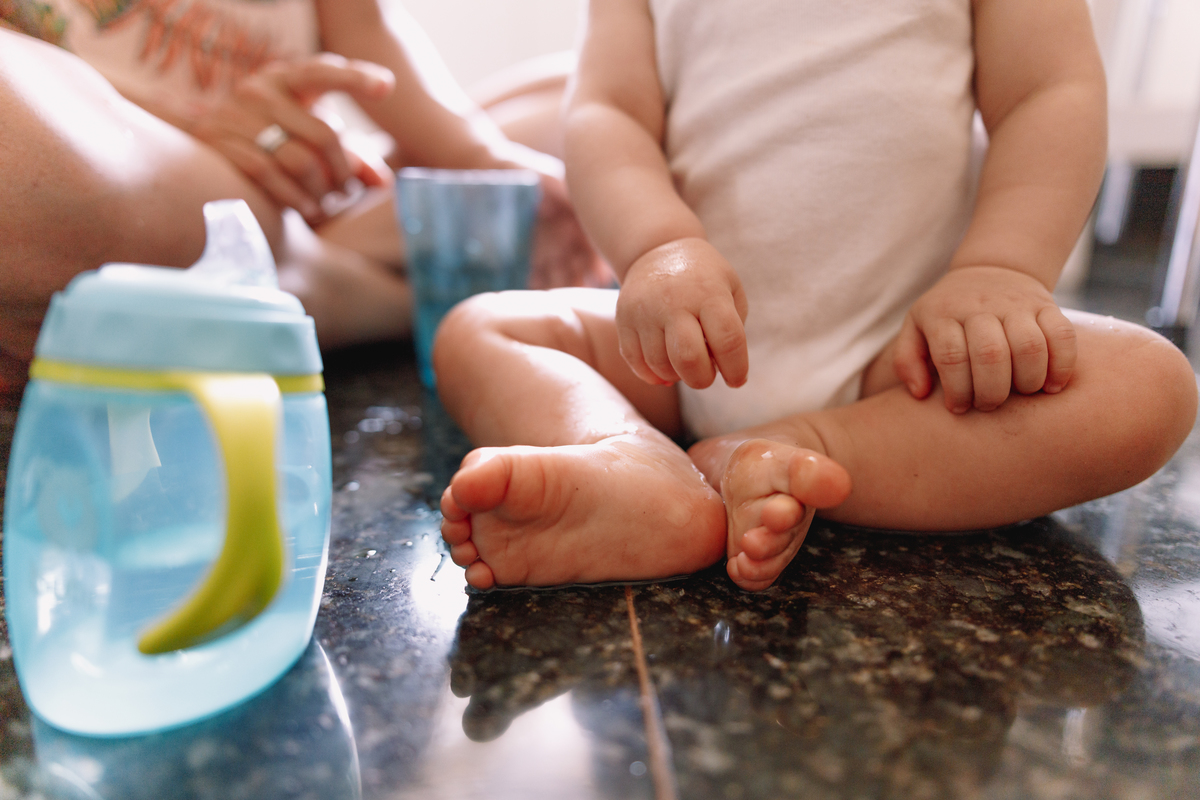 ensaio de bebe em casa tomando banho e brincando no quartinho abrindo gaveta da cozinha