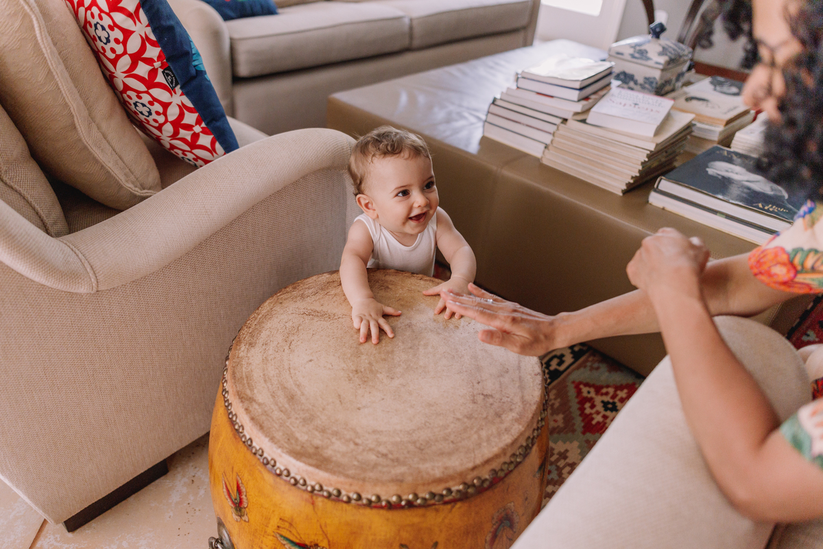 ensaio de bebe em casa tomando banho e brincando no quartinho 