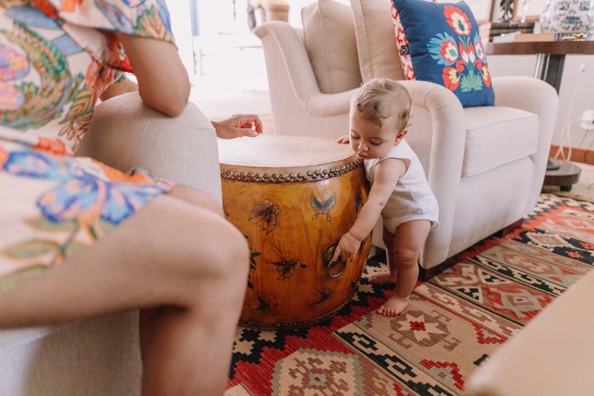 ensaio de bebe em casa tomando banho e brincando no quartinho 