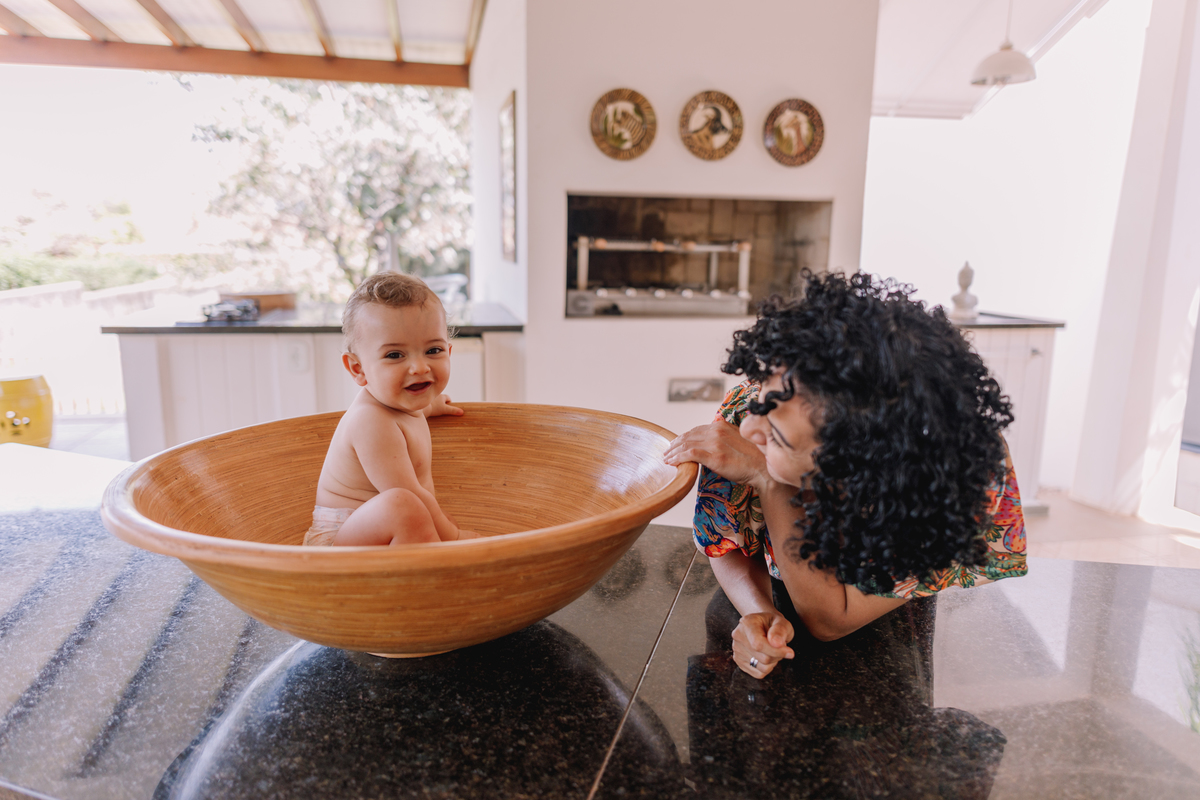 ensaio de bebe em casa tomando banho e brincando no quartinho 