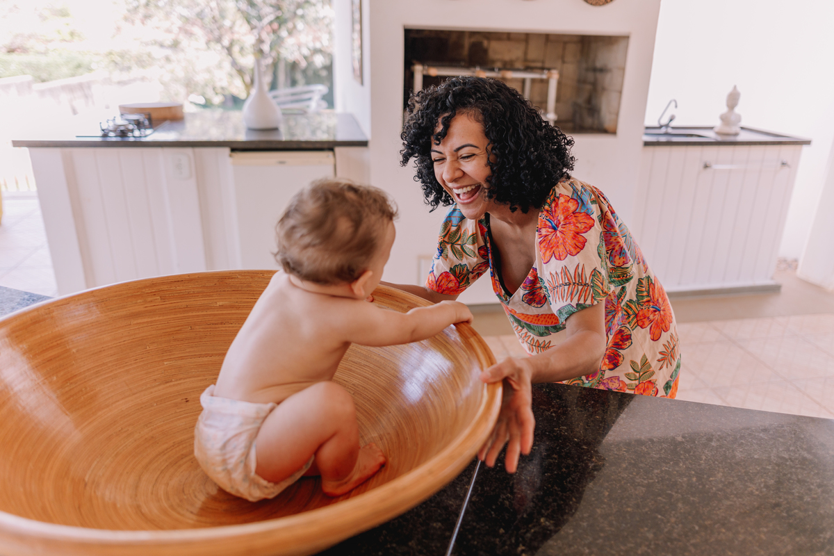 ensaio de bebe em casa tomando banho e brincando no quartinho 