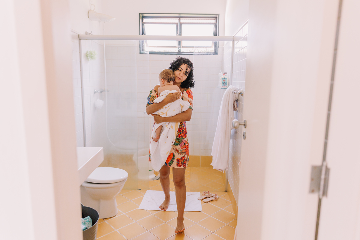 ensaio de bebe em casa tomando banho e brincando no quartinho