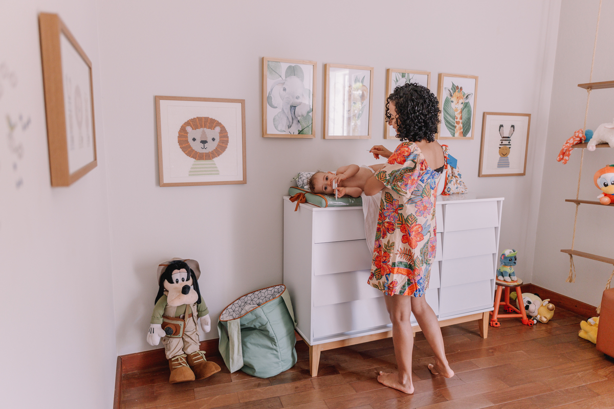 ensaio de bebe em casa tomando banho e brincando no quartinho