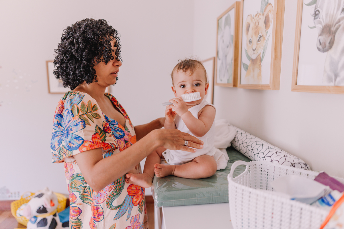 ensaio de bebe em casa tomando banho e brincando no quartinho