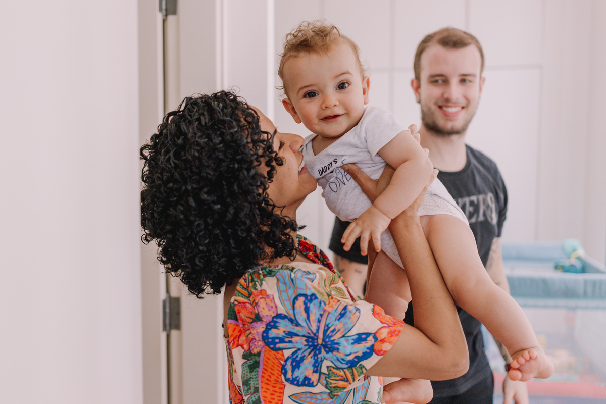 ensaio de bebe em casa tomando banho e brincando no quartinho