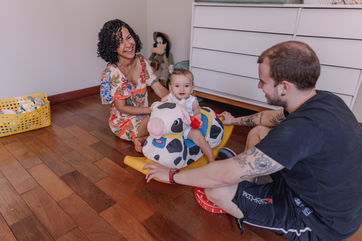 ensaio de bebe em casa tomando banho e brincando no quartinho