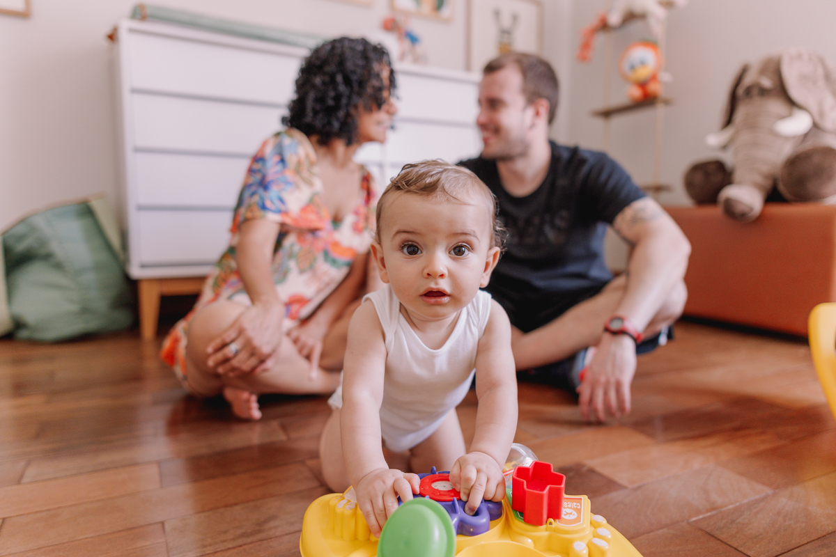 ensaio de bebe em casa tomando banho e brincando no quartinho