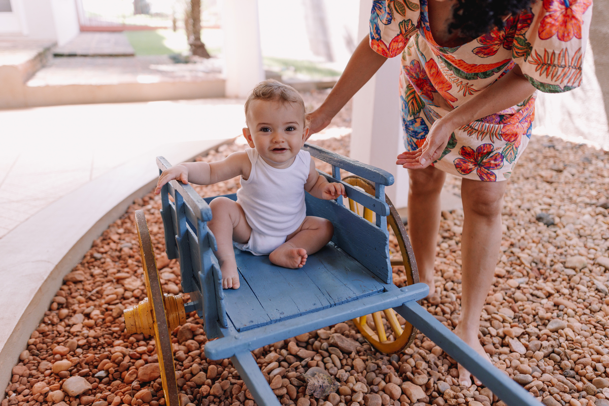 ensaio de bebe em casa tomando banho e brincando no quartinho