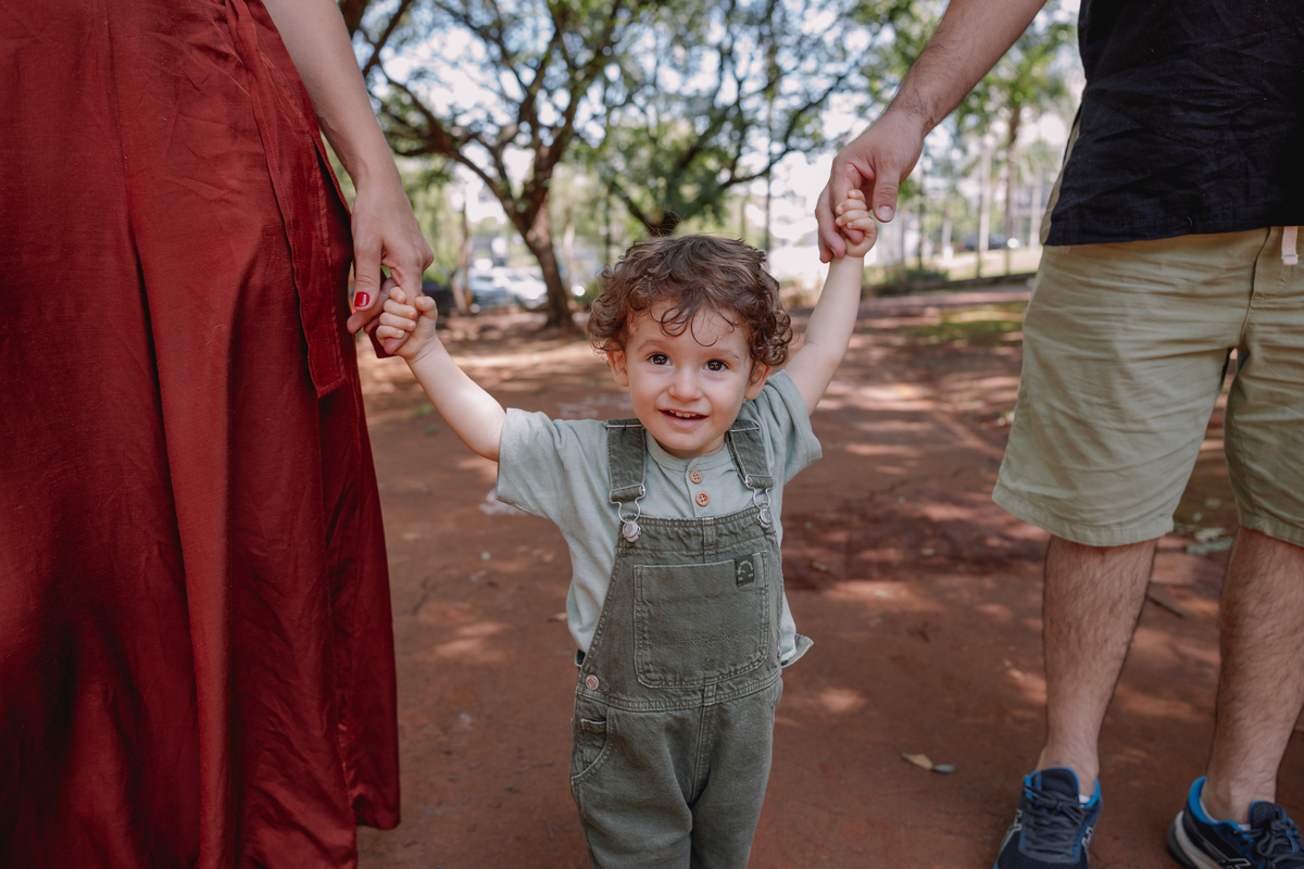 sessão de famili acompanhameto de bebe com sessão externa no parque