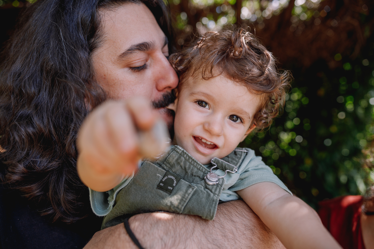 sessão de famili acompanhameto de bebe com sessão externa no parque