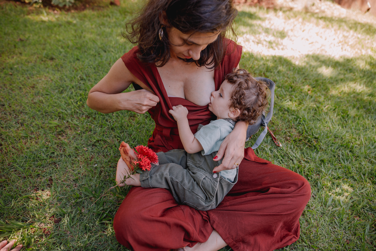 sessão de famili acompanhameto de bebe com sessão externa no parque
