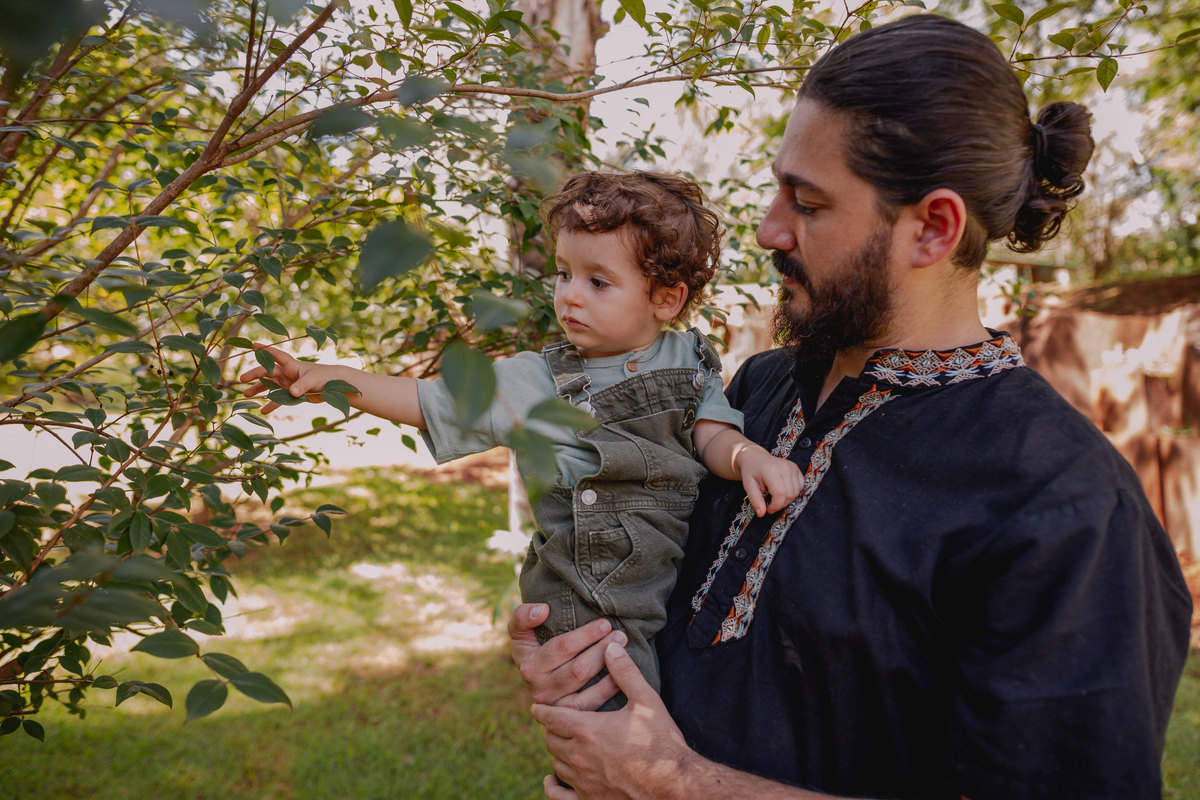 sessão de famili acompanhameto de bebe com sessão externa no parque
