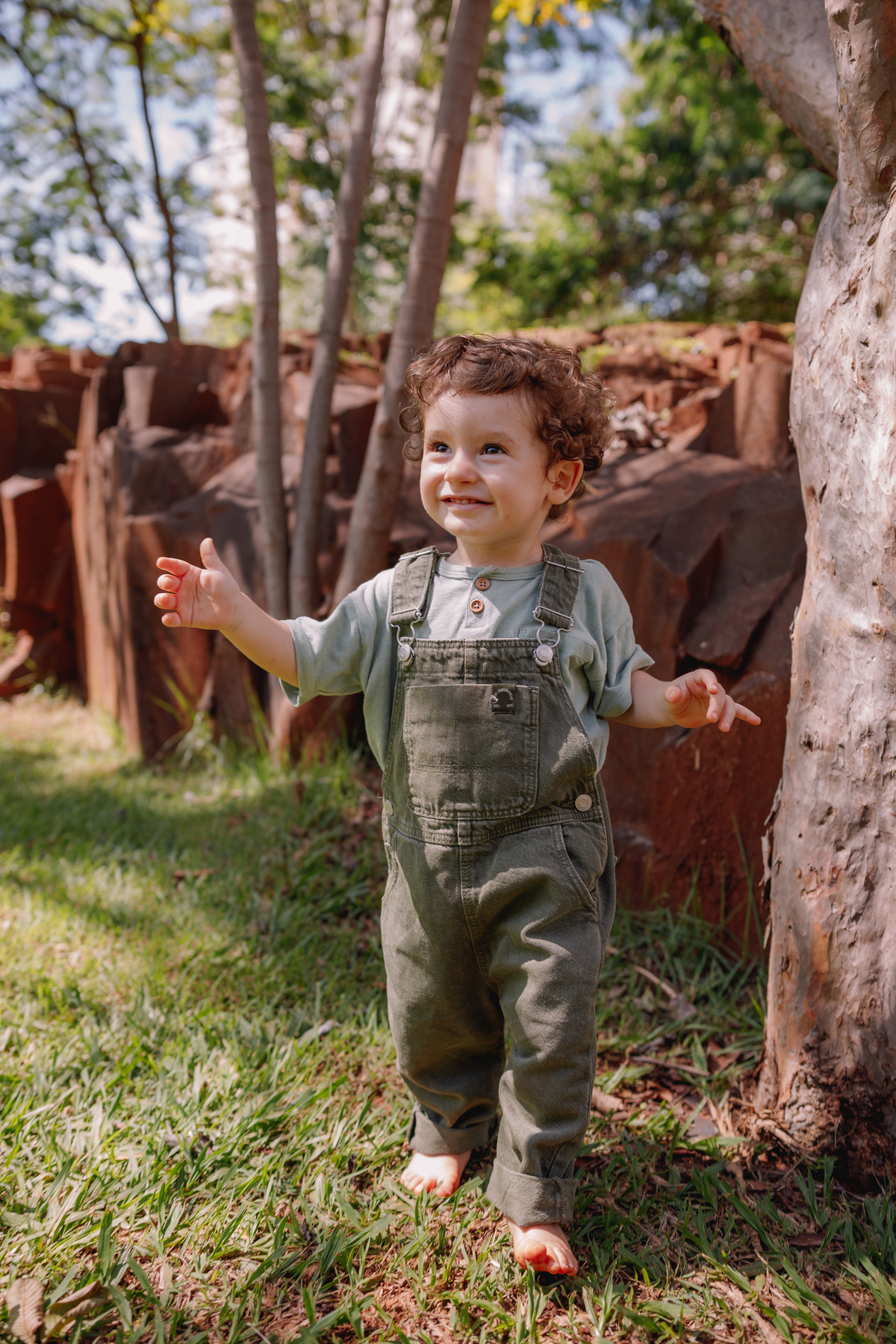 sessão de famili acompanhameto de bebe com sessão externa no parque
