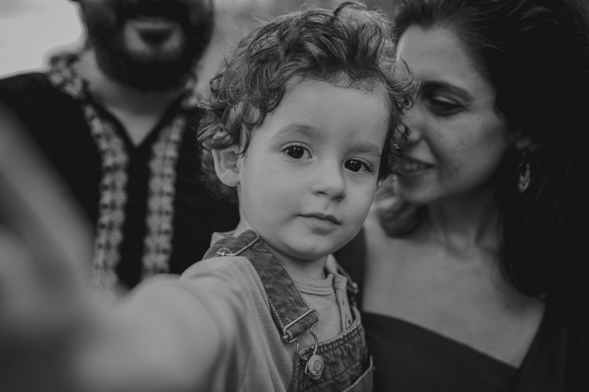 sessão de famili acompanhameto de bebe com sessão externa no parque