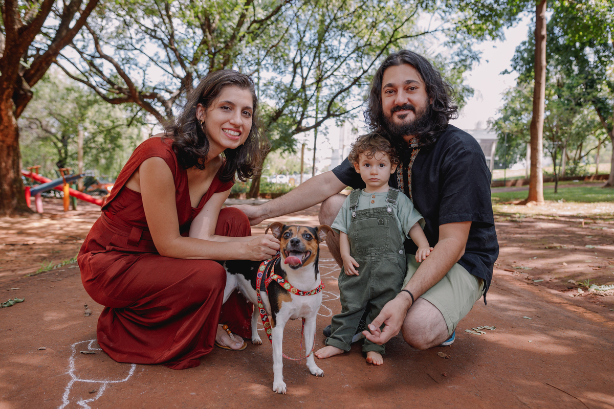 sessão de famili acompanhameto de bebe com sessão externa no parque