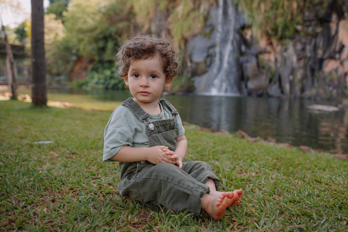 sessão de famili acompanhameto de bebe com sessão externa no parque