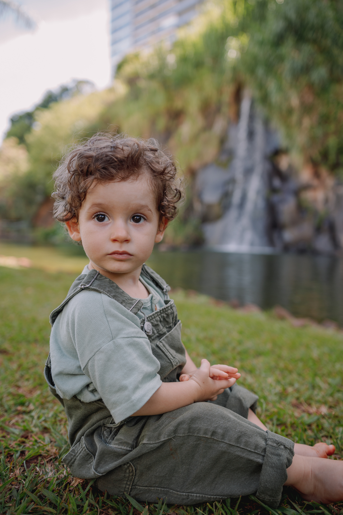 sessão de famili acompanhameto de bebe com sessão externa no parque