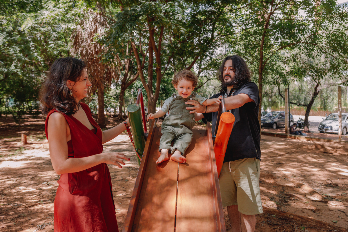 sessão de famili acompanhameto de bebe com sessão externa no parque