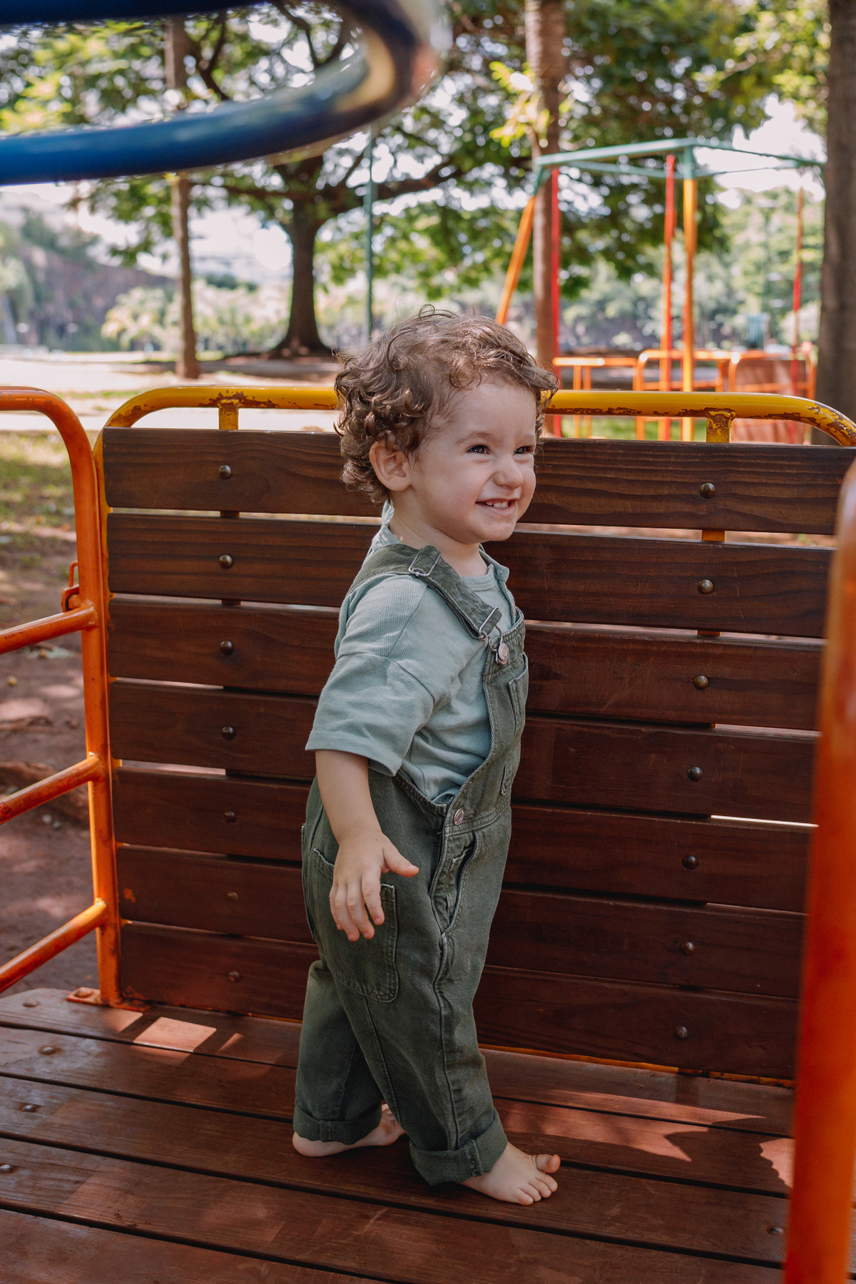 sessão de famili acompanhameto de bebe com sessão externa no parque