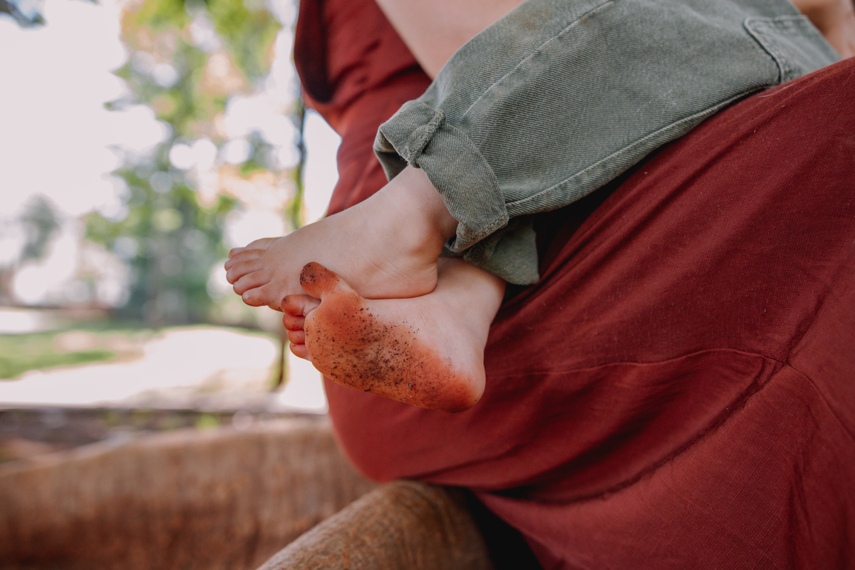 sessão de famili acompanhameto de bebe com sessão externa no parque