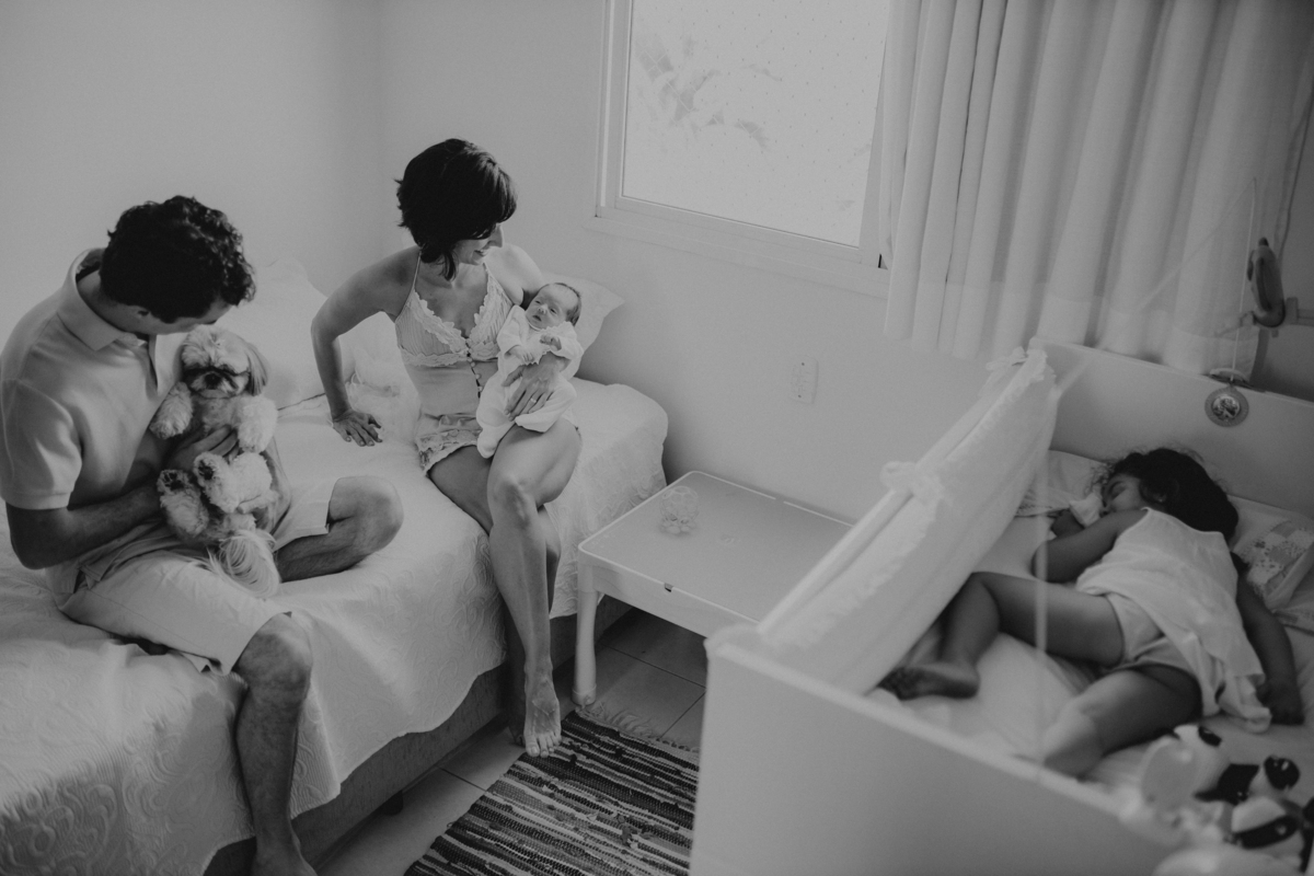 ensaio de bebê newborn lifestyle em casa com irmã mais velha