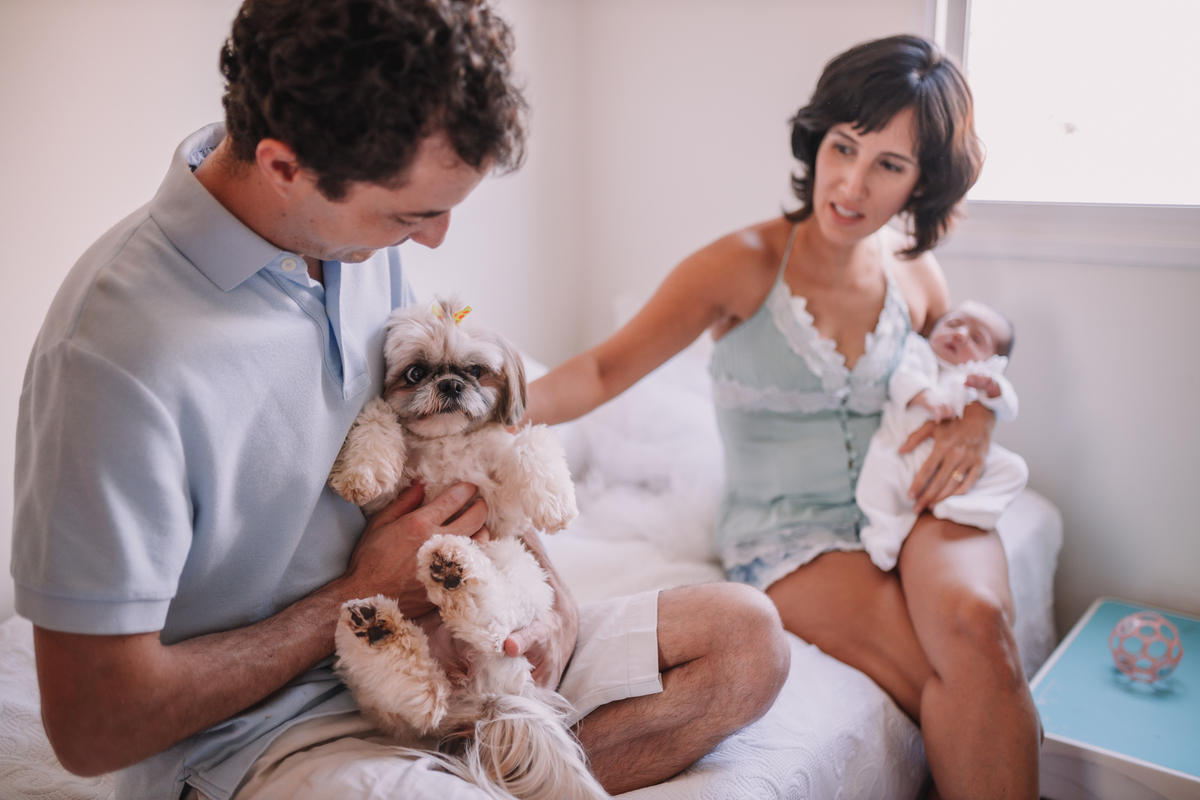 ensaio de bebê newborn lifestyle em casa com irmã mais velha