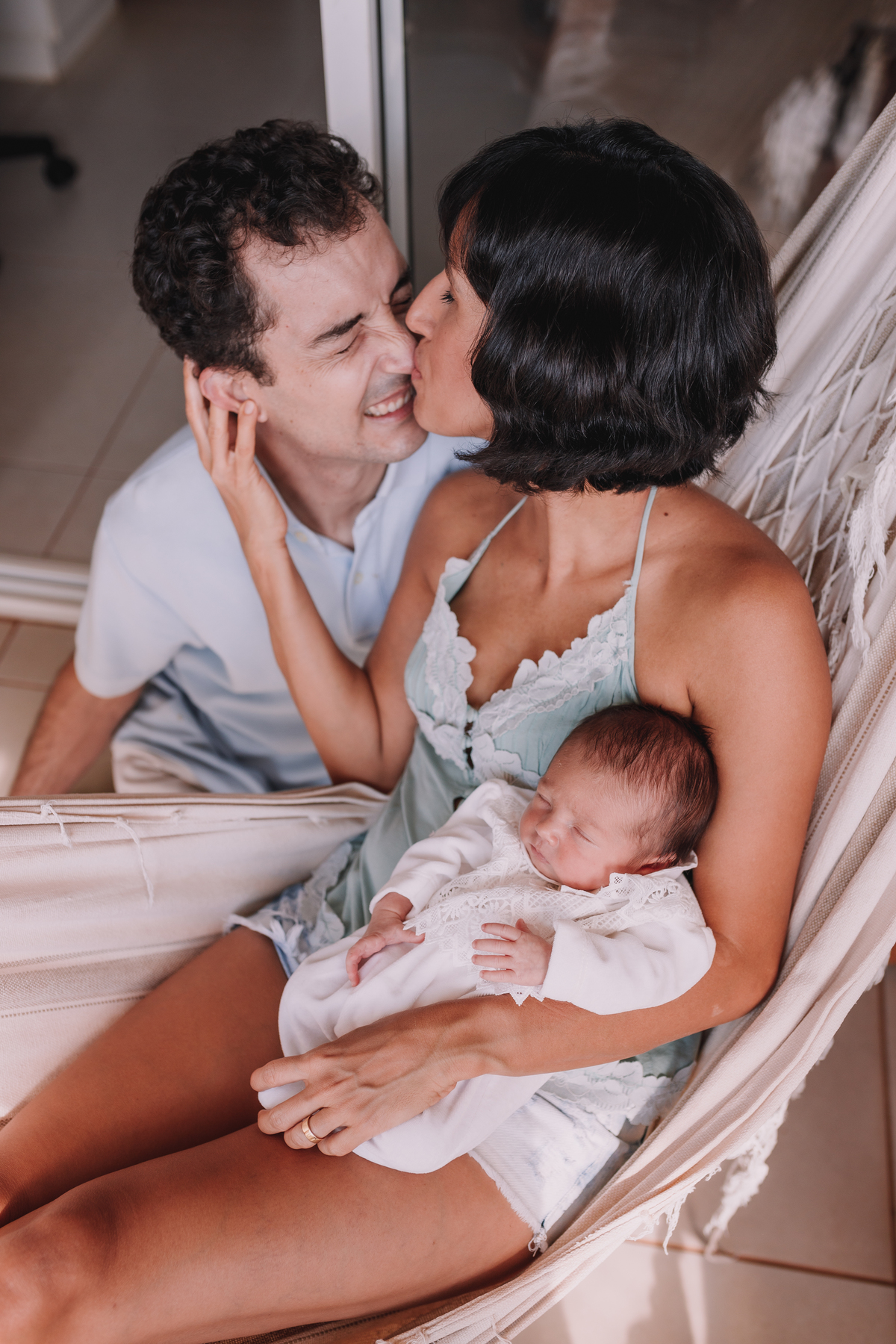 ensaio de bebê newborn lifestyle em casa com irmã mais velha