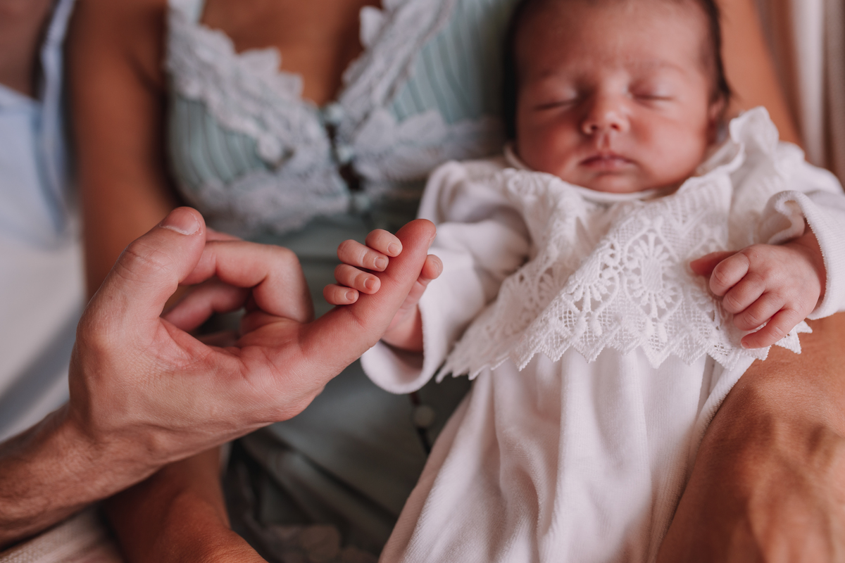 ensaio de bebê newborn lifestyle em casa com irmã mais velha