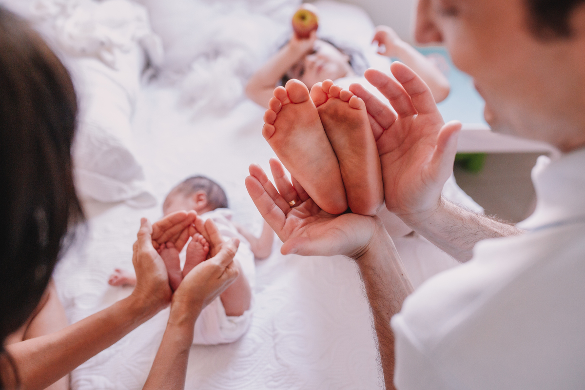 ensaio de bebê newborn lifestyle em casa com irmã mais velha