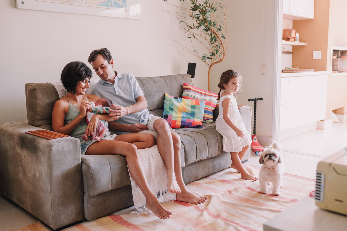 ensaio de bebê newborn lifestyle em casa com irmã mais velha