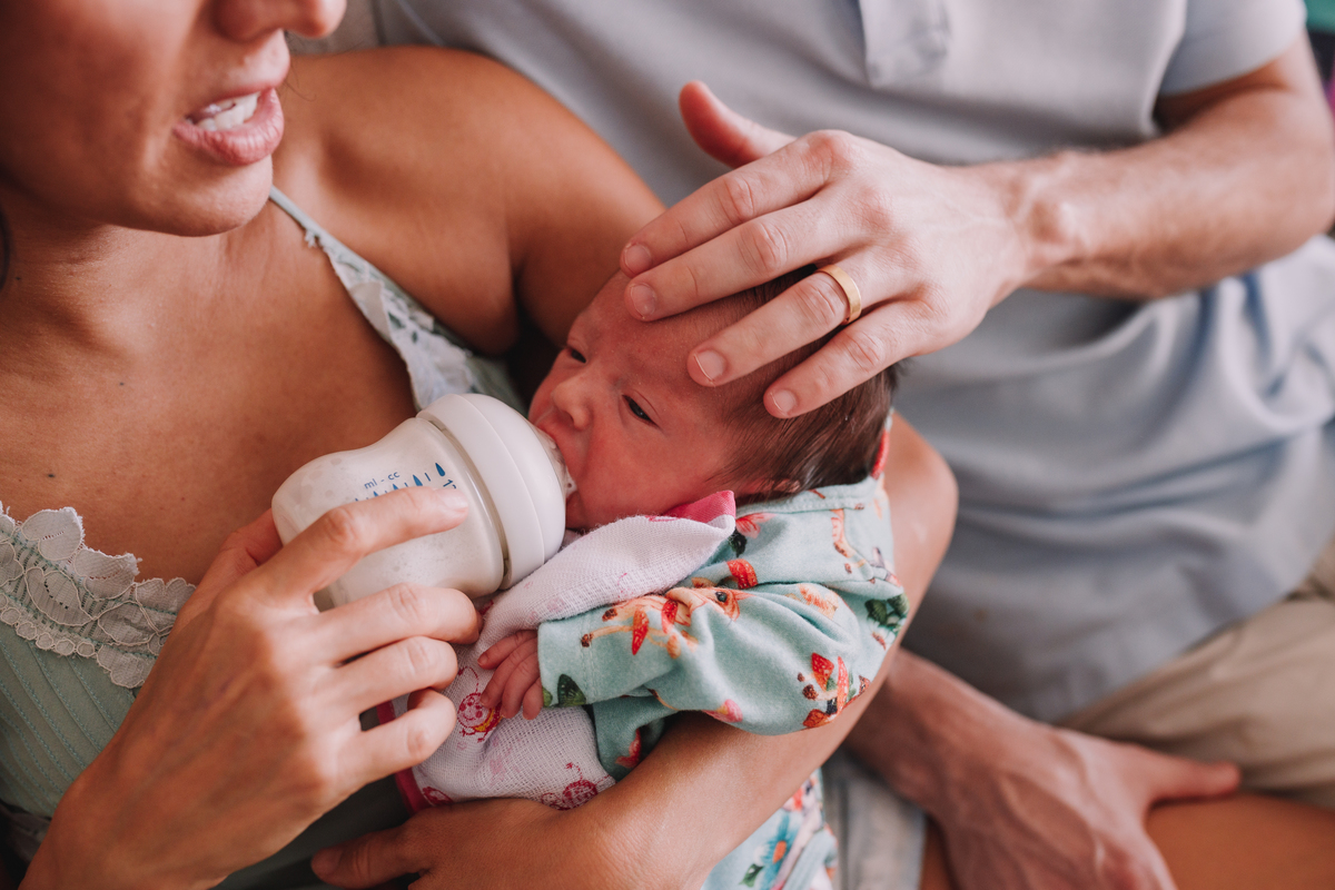 ensaio de bebê newborn lifestyle em casa com irmã mais velha