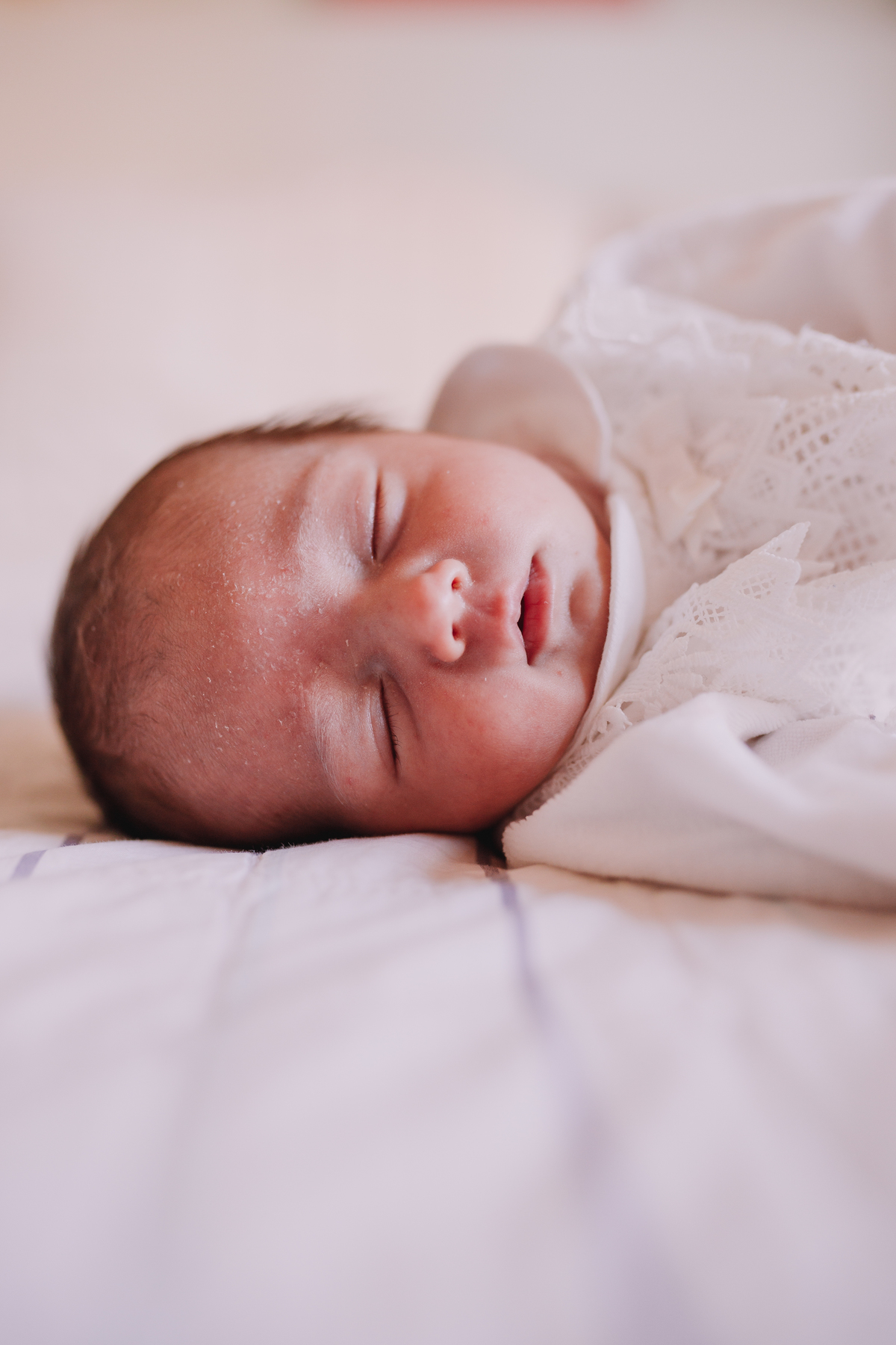 ensaio de bebê newborn lifestyle em casa com irmã mais velha