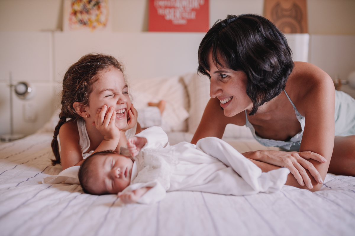 ensaio de bebê newborn lifestyle em casa com irmã mais velha