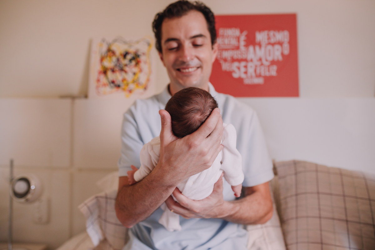 ensaio de bebê newborn lifestyle em casa com irmã mais velha