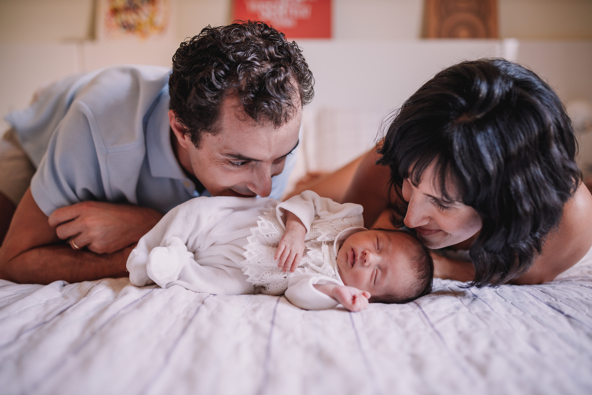ensaio de bebê newborn lifestyle em casa com irmã mais velha