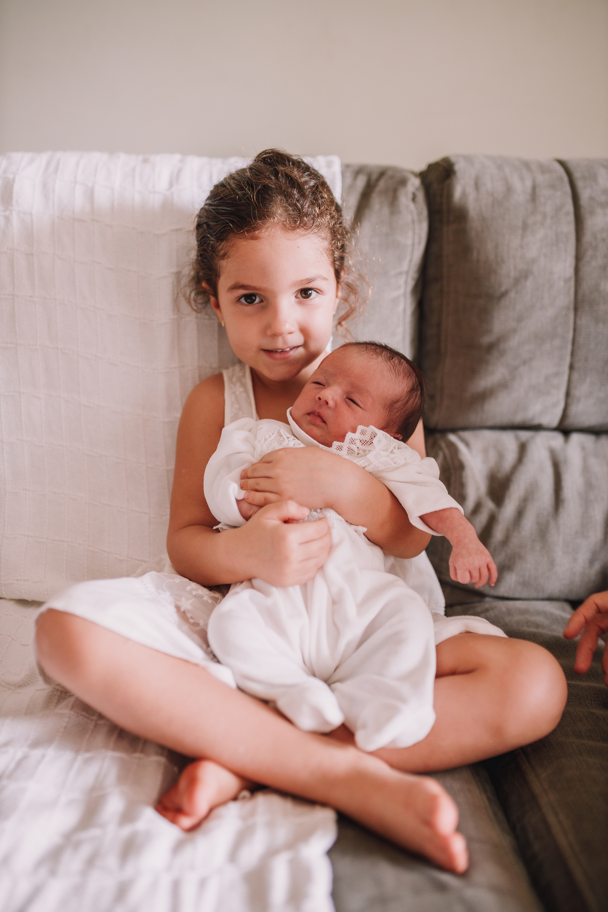 ensaio de bebê newborn lifestyle em casa com irmã mais velha