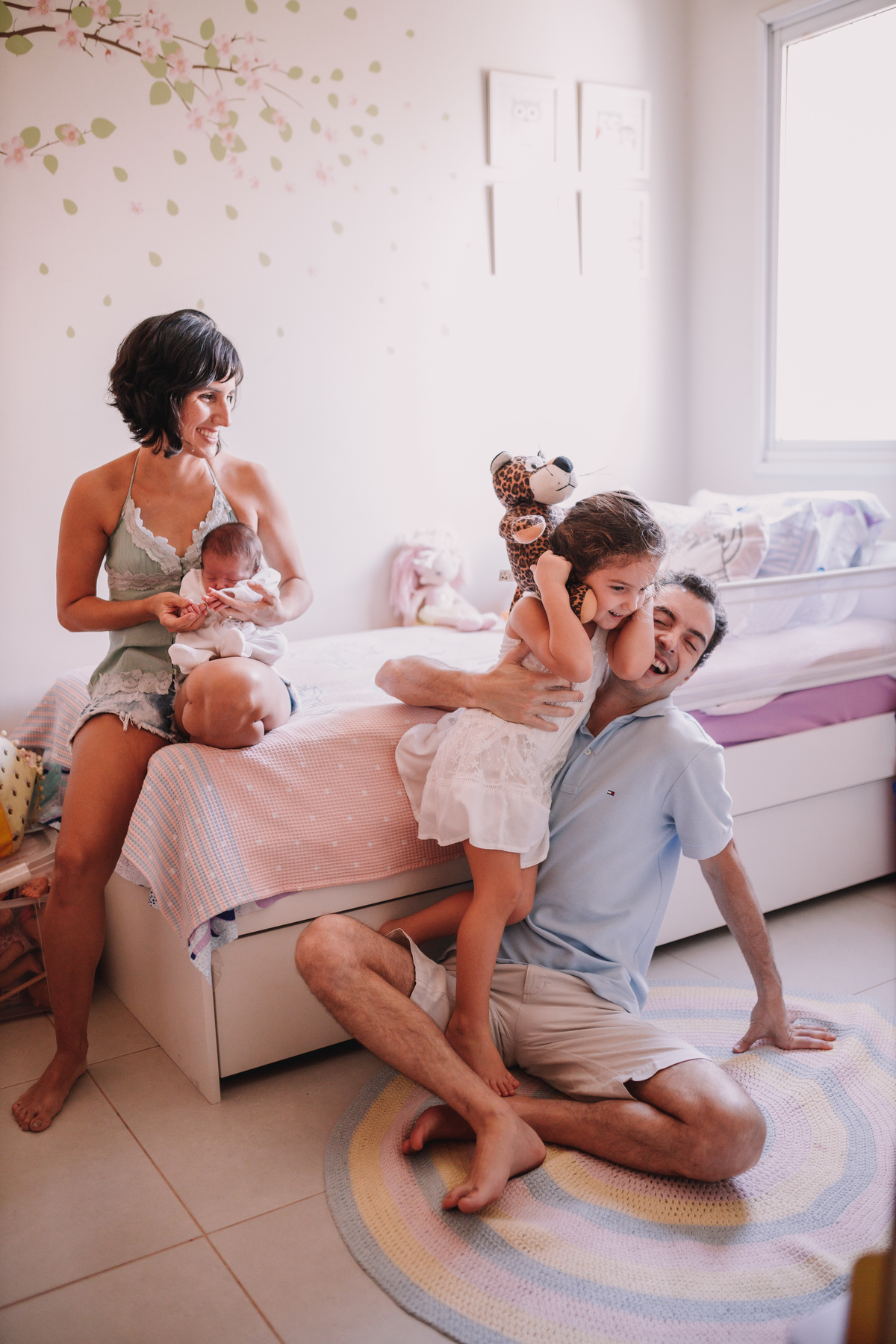 ensaio de bebê newborn lifestyle em casa com irmã mais velha