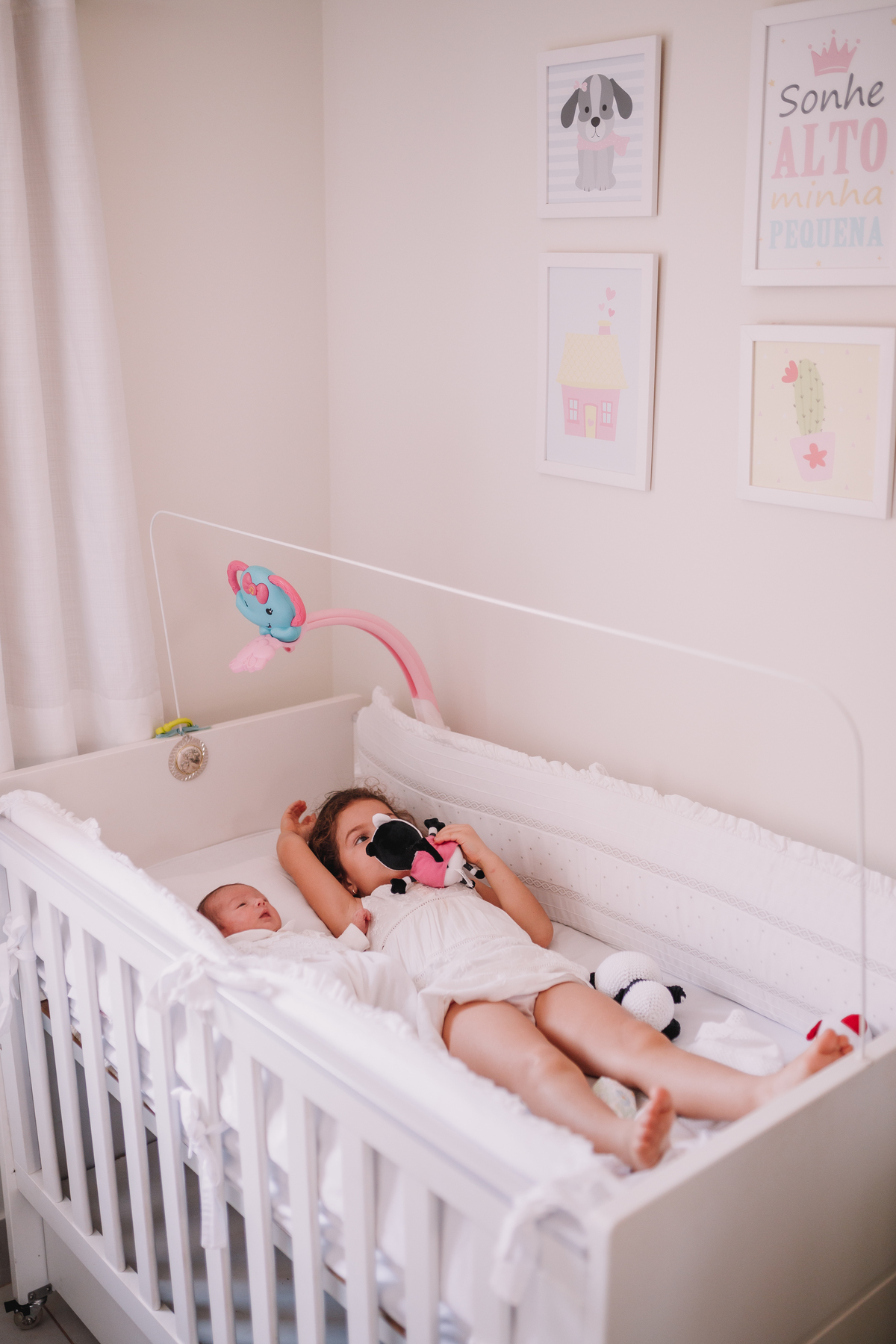 ensaio de bebê newborn lifestyle em casa com irmã mais velha