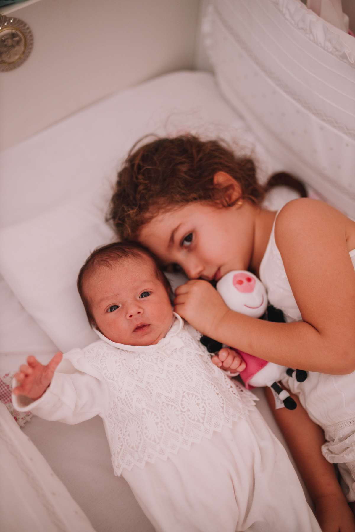 ensaio de bebê newborn lifestyle em casa com irmã mais velha