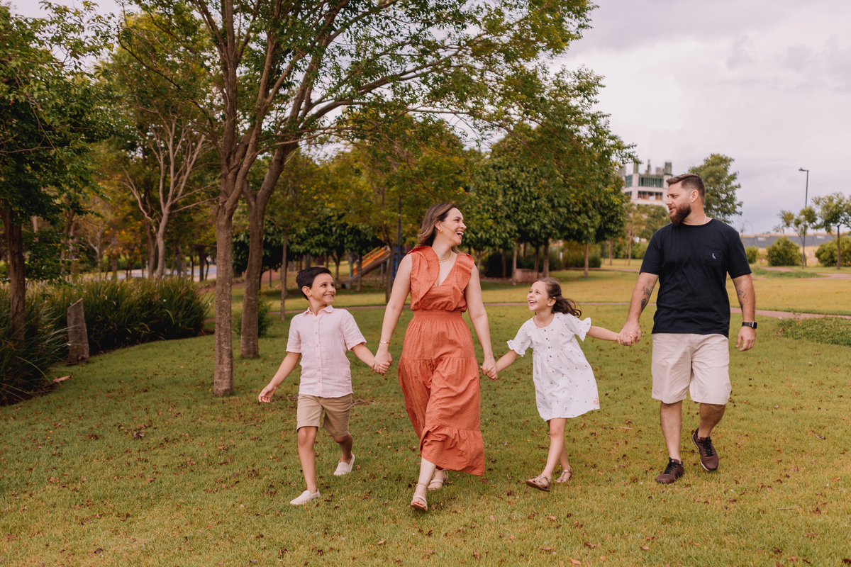 ensaio de família externo final de tarde local arborizado com dois filhos