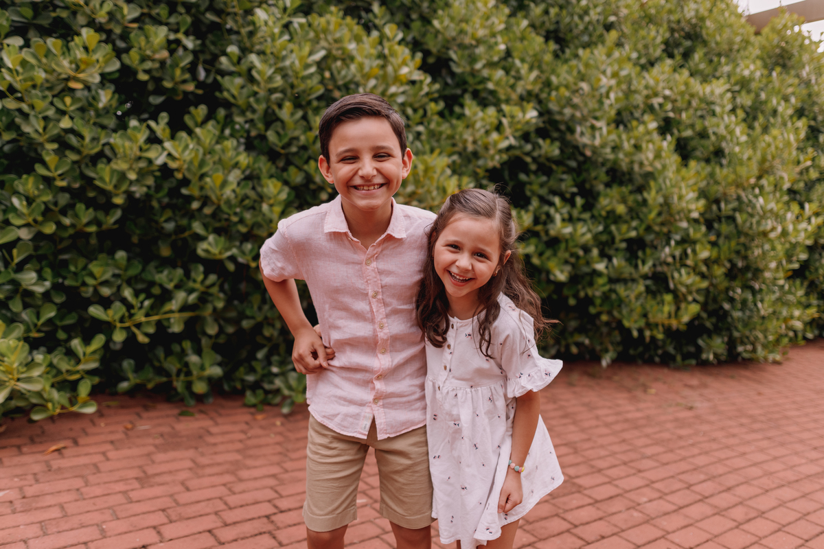 ensaio de família externo final de tarde local arborizado com dois filhos